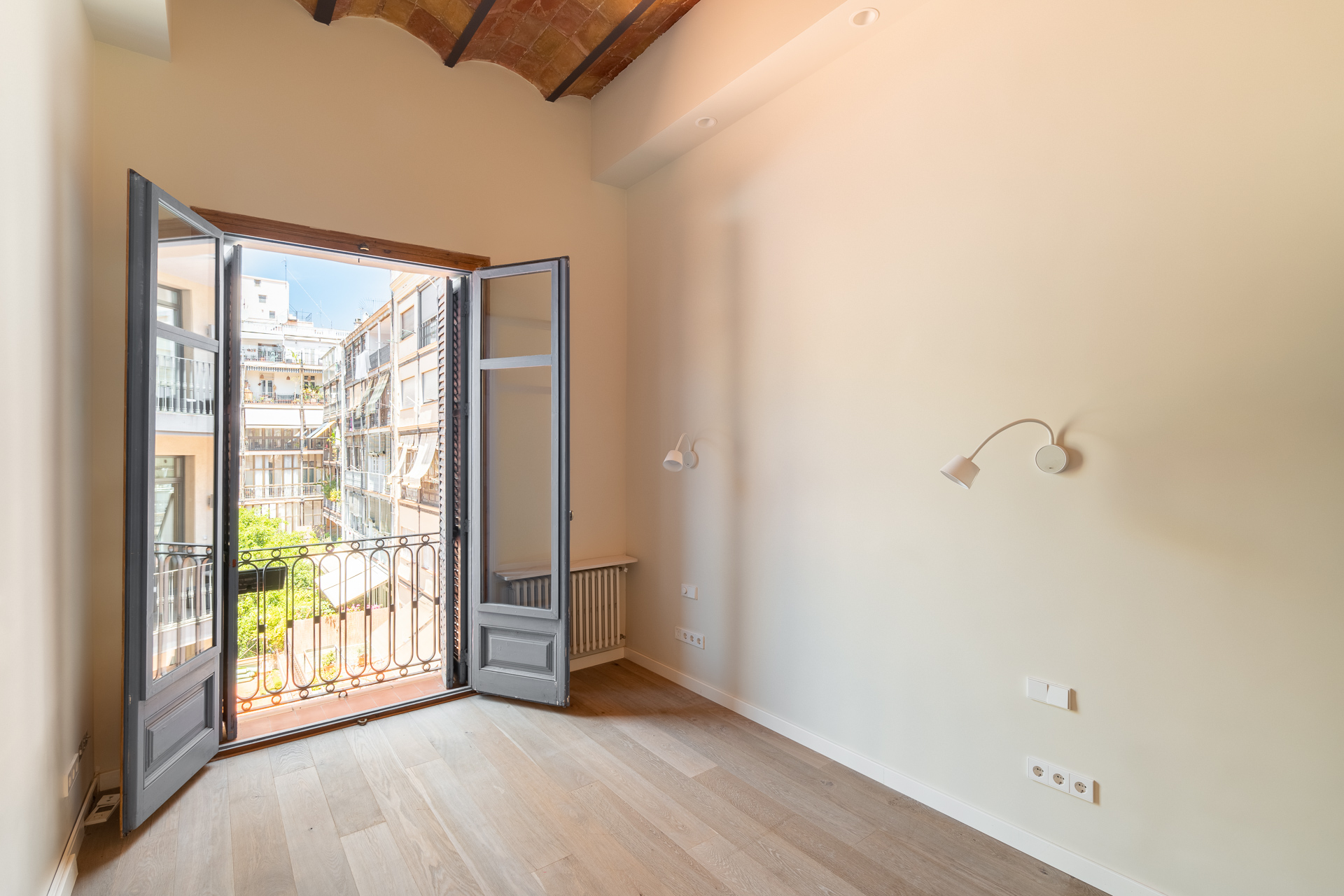 Bedroom with french balcony over the courtyard